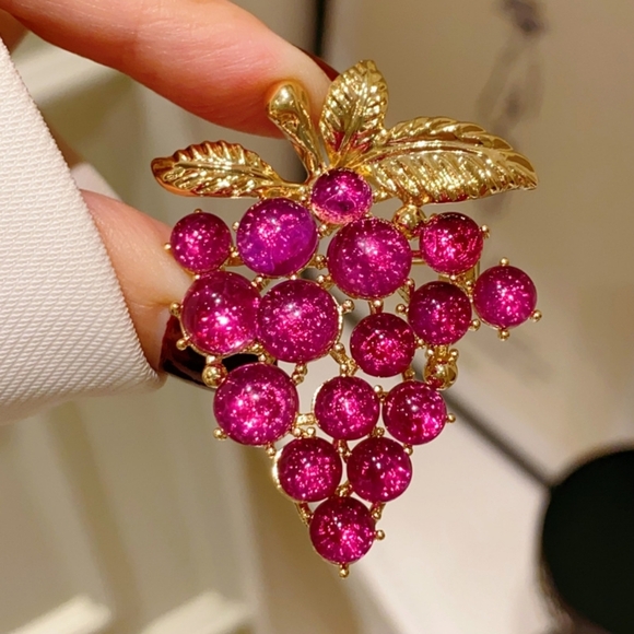 VQ Grape Brooch - Picture 2 of 7
